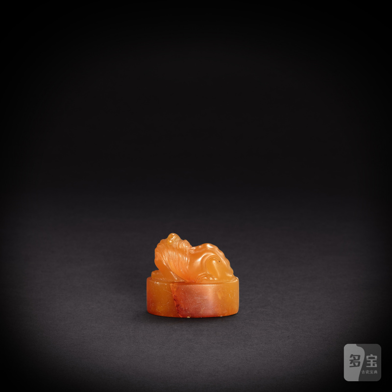 A tianhuang 'mythical beast' seal, Qing dynasty, 17th century | 清十七世紀 田黃瑞獸鈕印 - 图2
